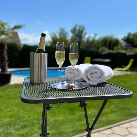 Apartamento S Bazénom, *